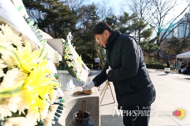 새해 맞이 현충탑 참배_안치권 부시장 분향