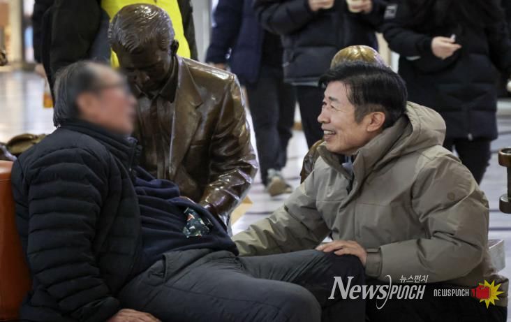 새해 첫날인 1일 고속터미널 대합실을 찾은 전성수 구청장(오른쪽)이 노숙인들의 안전을 확인하며 격려하고 있다.