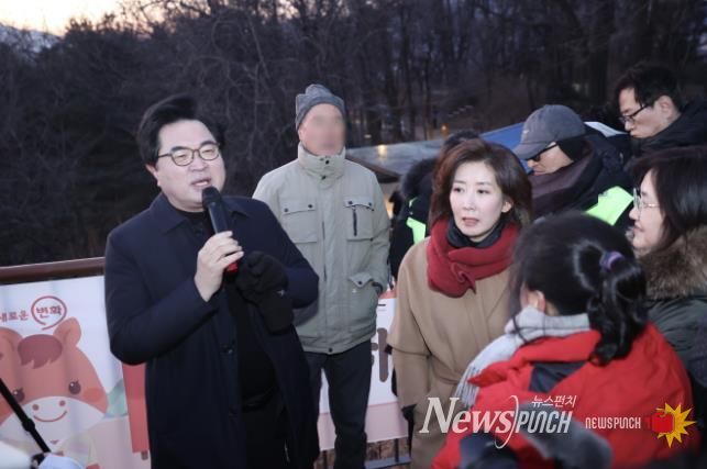 박일하 동작구청장이 지난 1일 서달산 해맞이광장에서 열린 신년 행사에 참석해 인사말을 하고 있다.