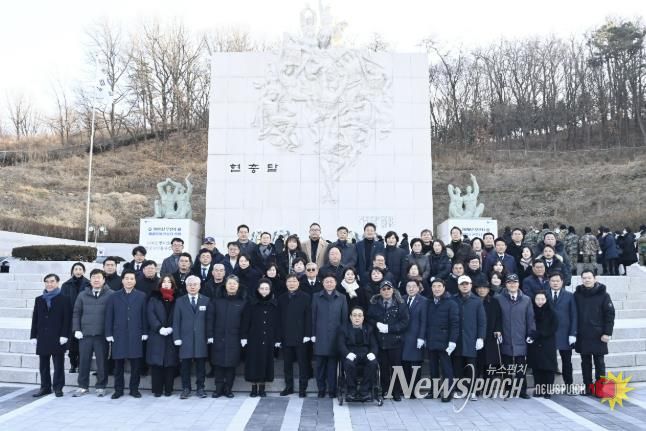 참배 참석자들이 현충탑 앞에서 순국선열의 넋을 기리며 기념 촬영을 하고 있다.