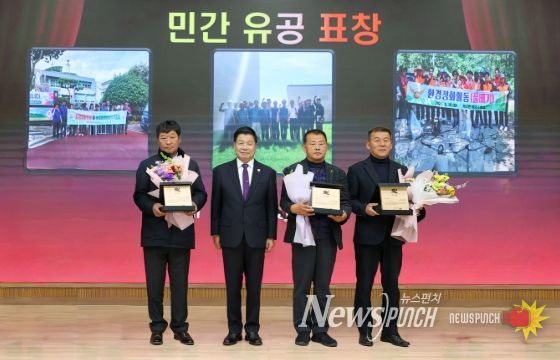 고성군, 2025년 우수 자율방역단 3개 단체 감사패 수여