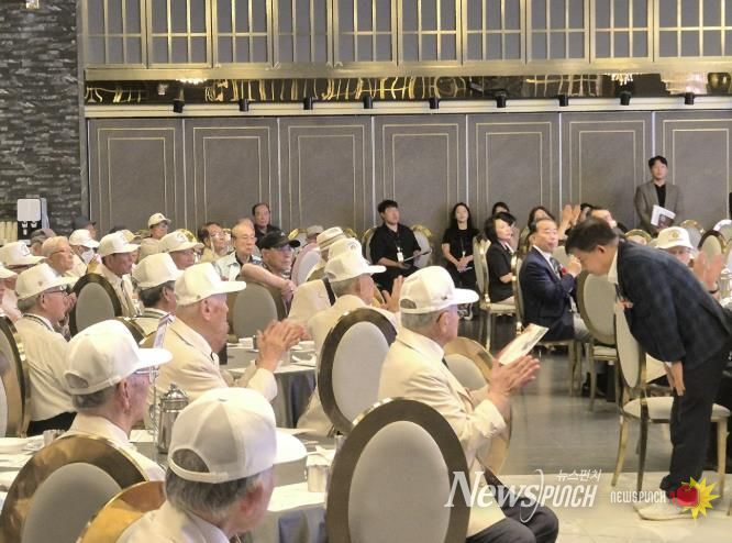 6.25참전용사께 예우를 갖추고 있는 박강수 마포구청장