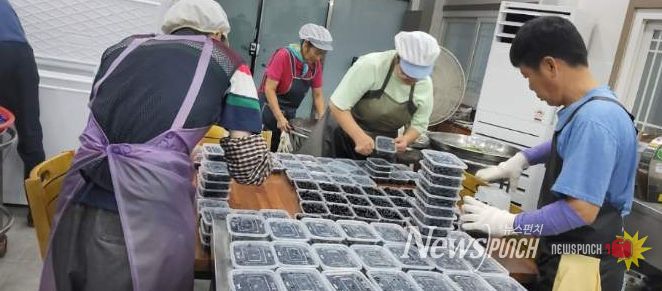 화순지역자활센터 도시락사업단에서 아동급식 도시락을 준비하고 있는 모습
