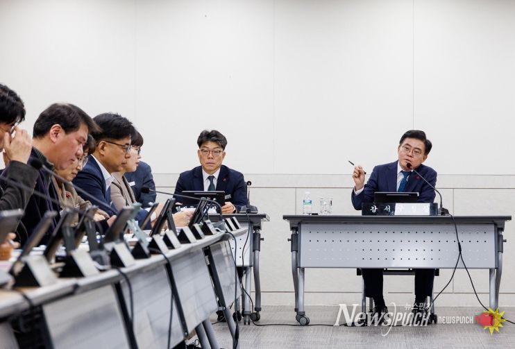 진교훈 서울 강서구청장(정면 오른쪽)이 구청 대회의실에서 열린 ‘2026년 첫 확대간부회의’에서 발언하고 있다.