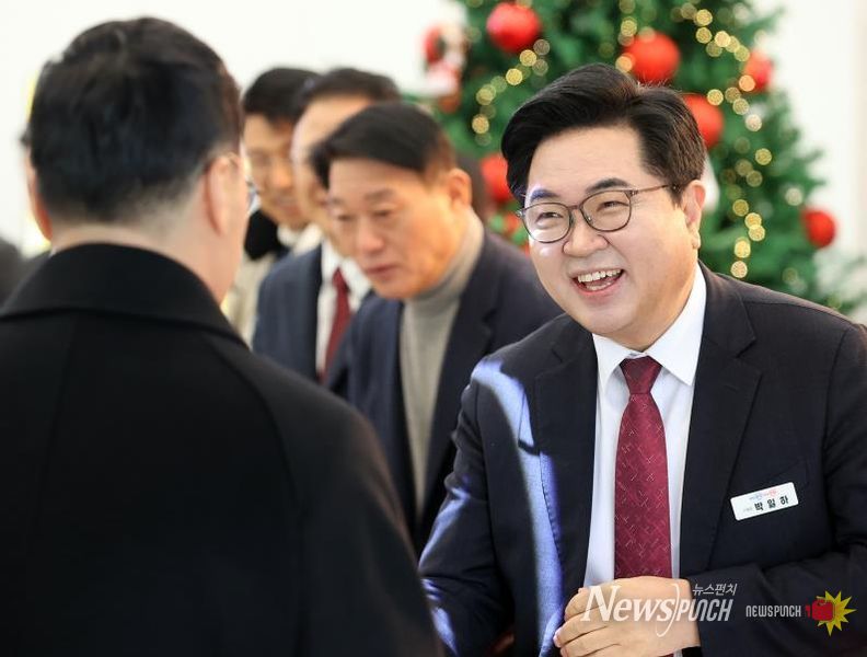 박일하 동작구청장이 6일 동작구청 신청사에서 열린 ‘2026년 신년인사회’에서 구민들에게 인사하고 있다