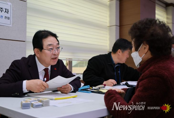 황규철 옥천군수, 옥천읍 행정복지센터 방문해 접수 상황 점검