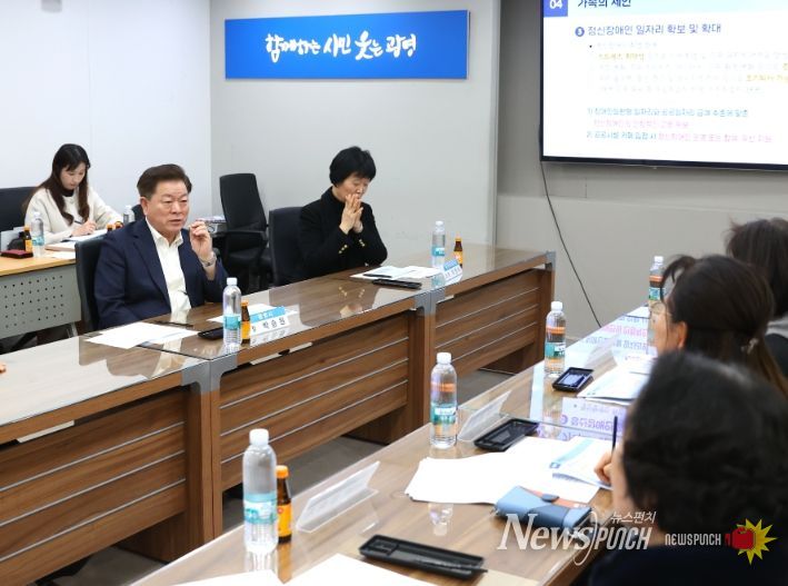 박승원 광명시장이 지난 6일 시청 영상회의실에서 열린 중증정신질환자 가족 대표와의 간담회에 참석해 가족들의 건의사항을 경청하고 있다.