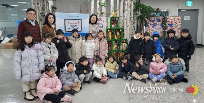 시립광명어린이집 어린이들은 지난 6일 어려운 이웃을 돕기 위해 집에서 가져온 식료품을 모아 광명5동 지역사회보장협의체에 기부하는 행사를 가졌다.