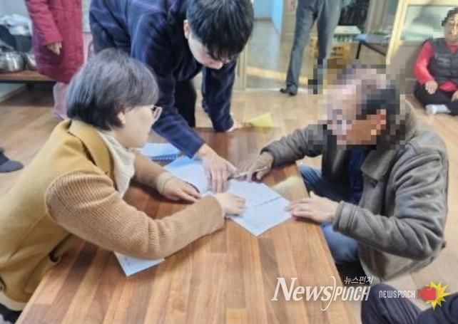 어르신 효도 우대권 배부 사진