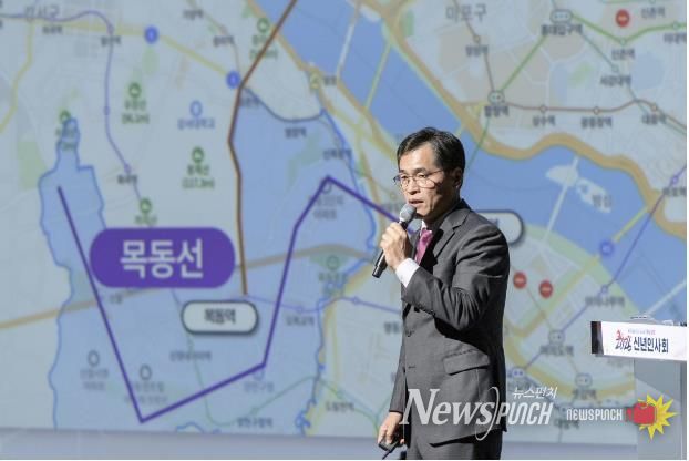 ‘2026년 신년인사회’에서 주요 정책을 발표중인 이기재 양천구청장