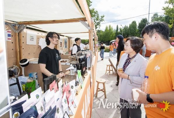 박희영 용산구청장이 이태원관광특구 활성화사업 '달달녹다' 행사에 참석해서 소상공인 및 주민들과 소통하고 있다.