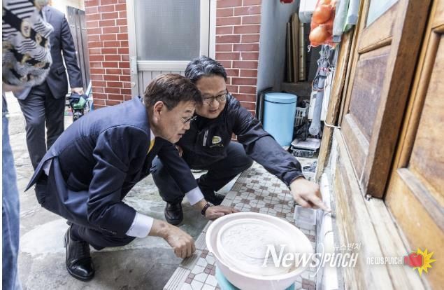 정문헌 구청장이 서촌 흰개미 방제 한옥을 방문했다(2024)