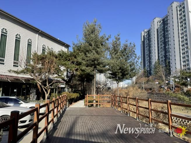 용인특례시 수지구는 풍덕천동 1153번지 일원 산책로를 정비했다