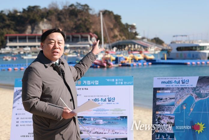 울산 동구는 8일 일산해수욕장 일원에서 김종훈 동구청장이 지난 해양수산부 국가 공모사업에 선정된 해양레저관광 거점사업관련 향후 추진방향에 관한 현장 브리핑을 하고 있다.