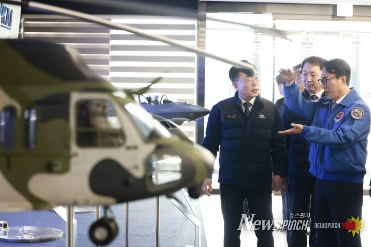 김민석 국무총리가 7일 경남 사천 한국항공우주산업(KAI)을 방문, 항공기 생산라인을 시찰하고 있다.