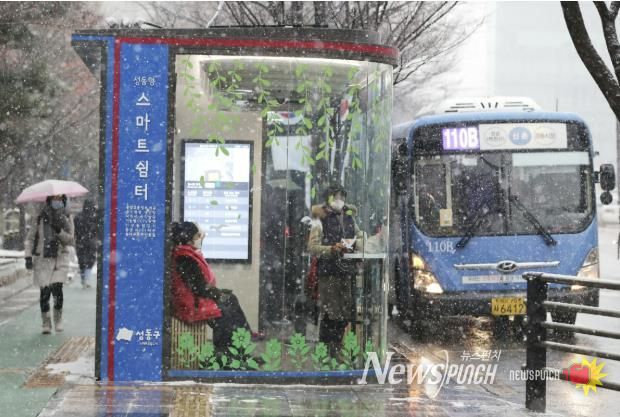 한파, 폭설 등 이상기후에도 안전하게 버스를 이용할 수 있는 ‘성동형 스마트쉼터’