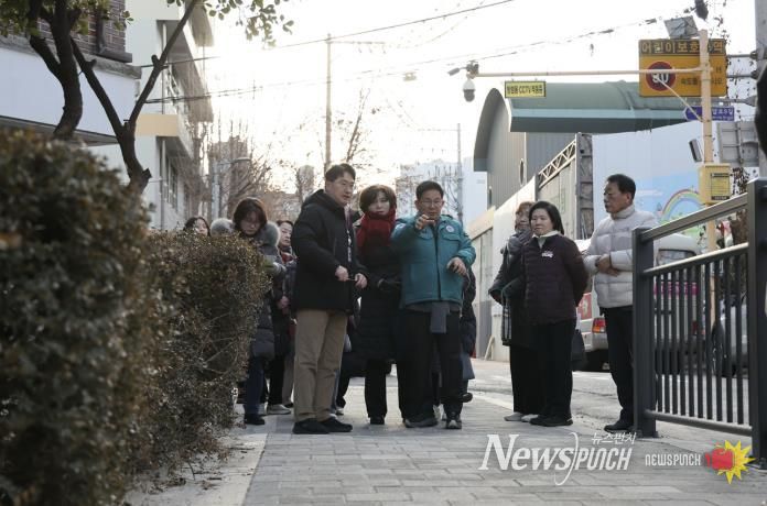 성암로9길 일대를 찾아 정비된 아이들 통학로를 살피는 박강수 마포구청장