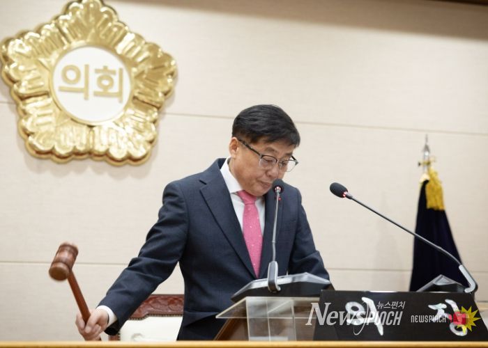 윤창철 의장이 제384회 임시회 제2차 본회의에서 ‘양주시 사례를 통한 학교 설립과 통학 교통 연계 강화에 따른 과밀학급 해소 촉구 건의안’을 채택하고 있다.