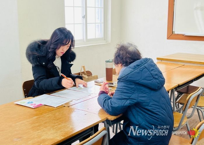 수원시 영통구치매안심센터 관계자가 망포동성당에서 찾아가는 치매조기검진을 하고 있다.