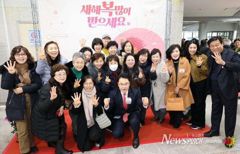 오언석 도봉구청장이 구민들과 함께 단체 사진을 찍고 있다(2026. 1. 9. 도봉구청 2층)(사진 앞줄 가운데 오언석 도봉구청장)