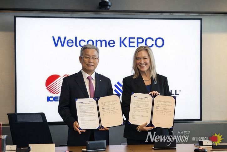 왼쪽부터 한국전력 김동철 사장, 번스앤맥도널 레슬리 듀크 대표