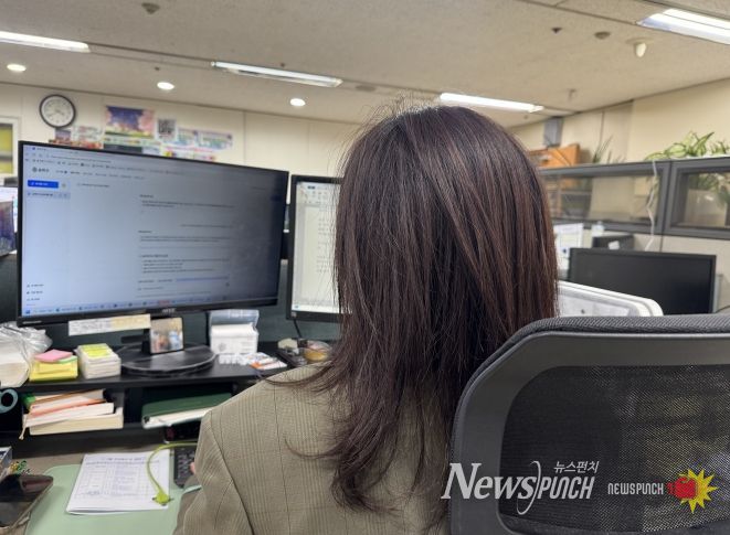 송파구청 직원이 AI비서를 사용해 행정 업무를 처리하고 있다