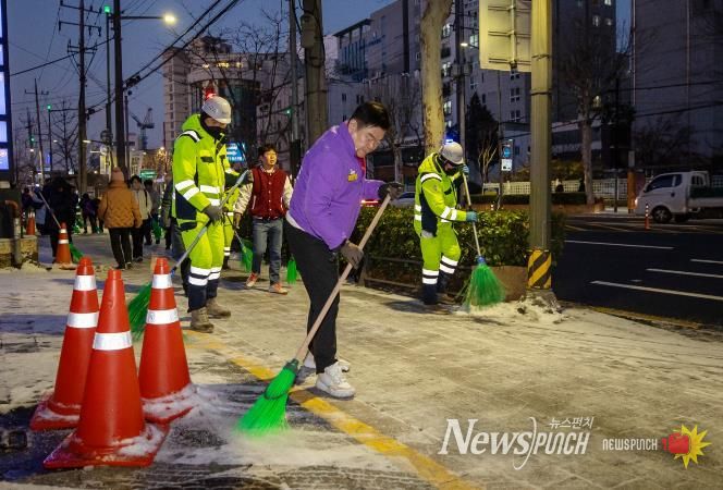 이필형 동대문구청장, 장안1동 새벽 제설 현장으로…“빙판 출근길 선제 차단”