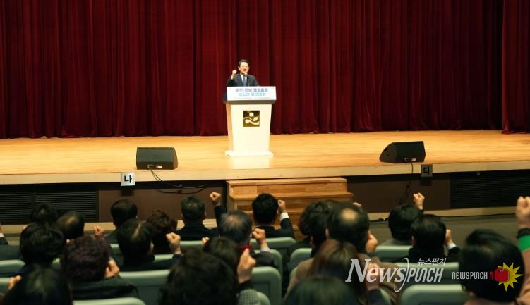 김영록 전라남도지사가 13일 도청 김대중강당에서 열린 ‘광주·전남 행정통합 사회단체 범도민 결의대회’에서 인사말을 하고 있다.