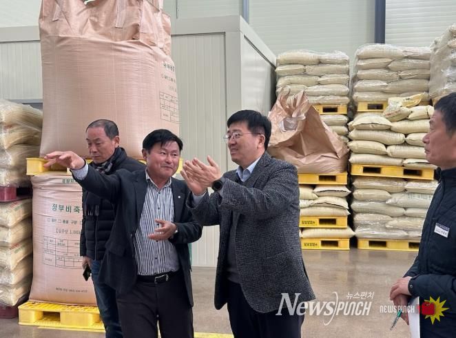 이호범 부군수가 천운농협 콩 종합처리장을 방문해 격려하는 모습