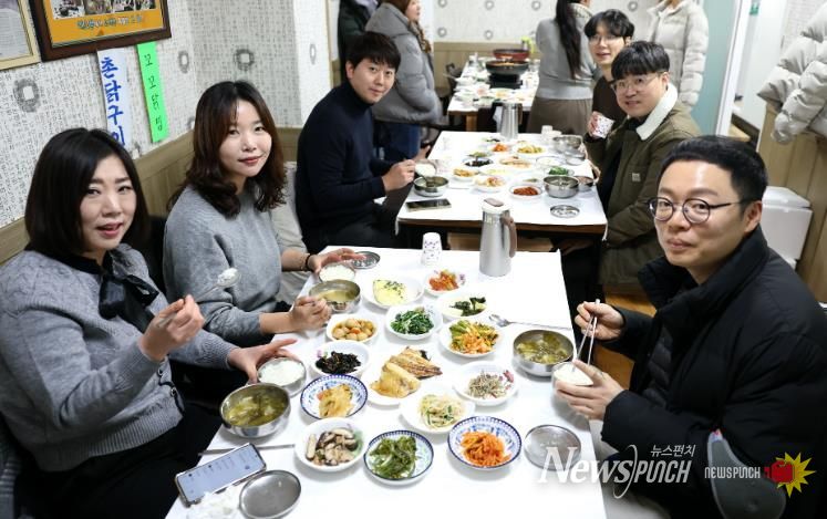 관광객 들이 강진 관내 식당을 이용하고 있다.