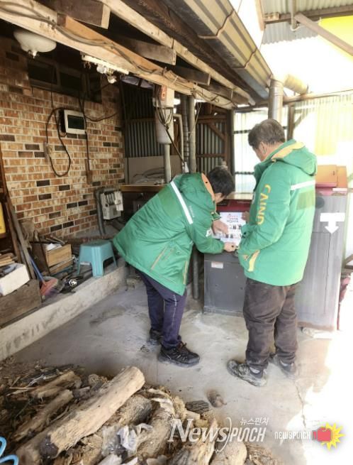 청양군 지역자율방재단이 겨울철 화목보일러 화재를 예방하기 위해 주민들에게 화목보일러 안전사용 체크리스트 전단지를 배포하고 있다.