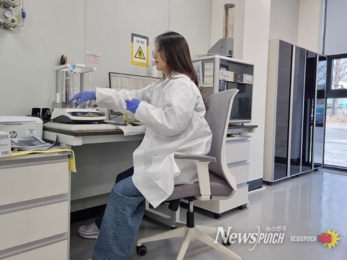 농산물안전분석센터 토양검정 담당자가 토양 유기물을 분석하고 있는 모습