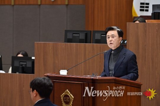 본회의 참석한 김태흠 충남도지사