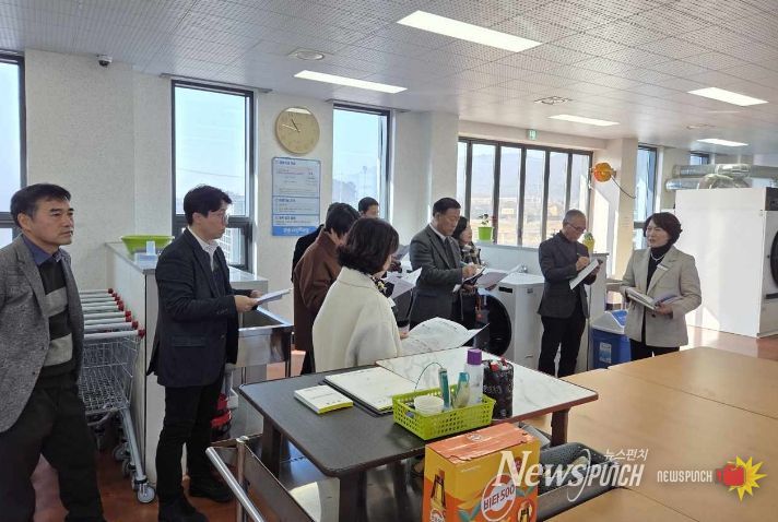 양보남 통합돌봄과장이 사평빨래방을 소개하는 모습