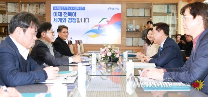 22일 전북특별자치도청 회의실에서 김관영 도지사와 김정관 산업통상부 장관이 5극3특 성장엔진 간담회를 갖고 있다