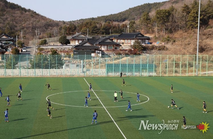 고흥군, 동계 전지훈련‘최적지’ 입증... 지역경제 ‘활짝’ - 김태영 축구장