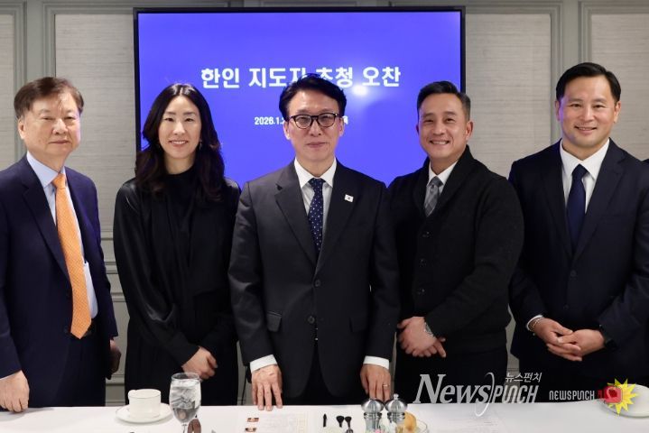 미국을 방문 중인 김민석 국무총리가 24일(현지시간) 뉴욕 인터콘티넨탈 바클레이 호텔에서 한인 지도자들을 만나 오찬 간담회를 하고 있다.