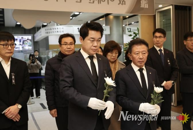 고 이해찬 전 총리 분향소를 찾아 합동 분향에 참여한 박준희 관악구청장