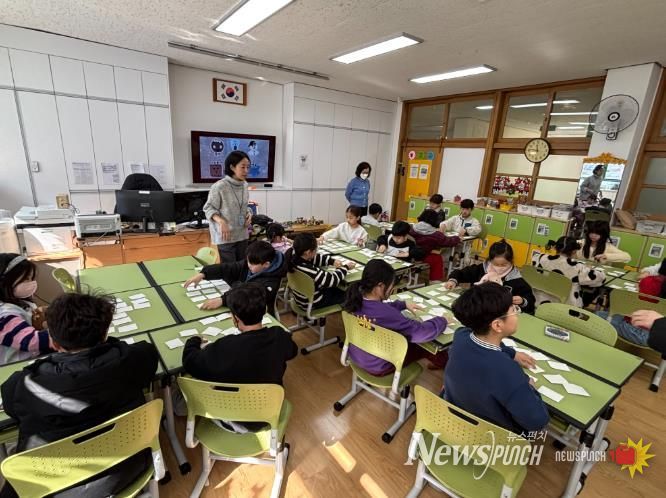삼산초 늘봄학교 학생들이 27일 교실에서 절기별 놀이와 세시 풍습 문화 독후활동을 하고있다