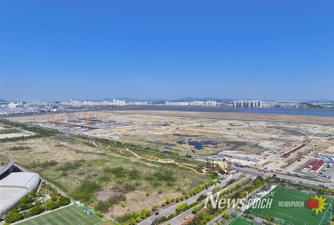 여의도 면적의 4.3배 규모(1,245만㎡)인 송도 11공구의 매립 및 기반시설 공사가 한창 진행중이다. 삼성바이오로직스, 롯데바이오로직스 증설이 가시화되며 기존 4·5·7공구를 중심으로 조성된 바이오클러스터가 11공구로 크게 확장될 전망이다.