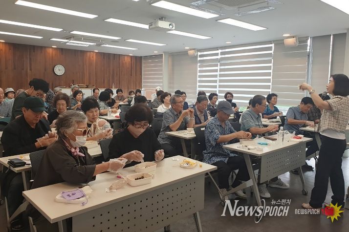 영주시노인복지관에서 진행한 인문강좌 및 체험프로그램이 진행되고 있다.