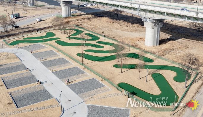 낙동강 체육공원 내에 제2캠핑장을 정식 개장했다.