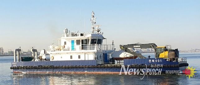 전북자치도, 청정 전북바다 지키기 본격 시동… ‘전북901호’첫 출항