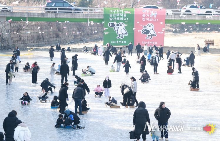 썰매 타며 웃음꽃…의령 여꾸섬 빙판축제 2,500명 발길