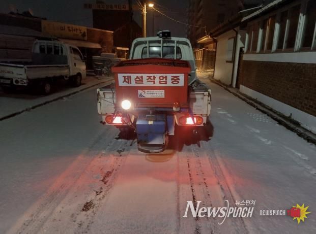 충주시, 강설 대비 제설작업 총력…출근길 안전 확보
