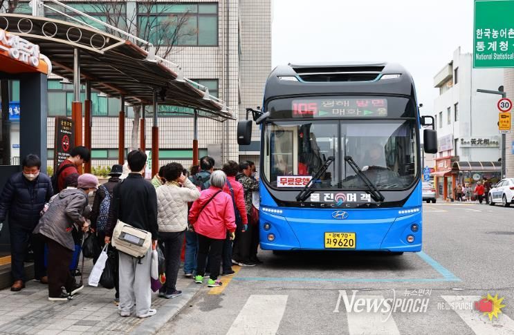 ‘철도 개통 효과 톡톡’지난해 울진 관광객 890만 명(무료버스)