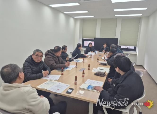 지난 30일 밀양시 교통행정과장이 택시 업계(6개 법인택시, 개인택시지부) 관계자와 햇살문화도시관 세미나실에서 간담회를 갖고 있다.