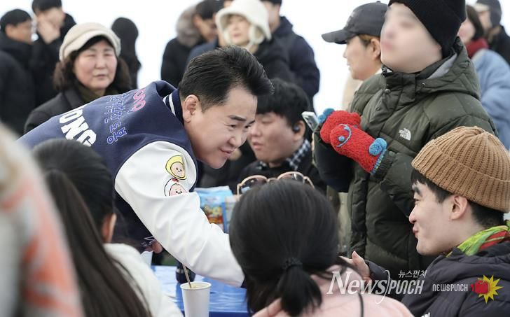 오언석 도봉구청장이 장애인 가족과 인사를 나누고 있다