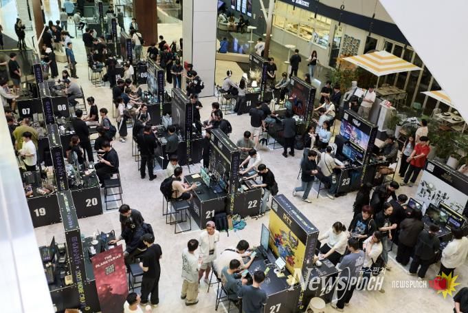 시민들이 성남시 대표 게임 축제인 '2025 GXG' 행사장에 설치된 게임부스를 체험하고 있다.(2025년 자료사진)