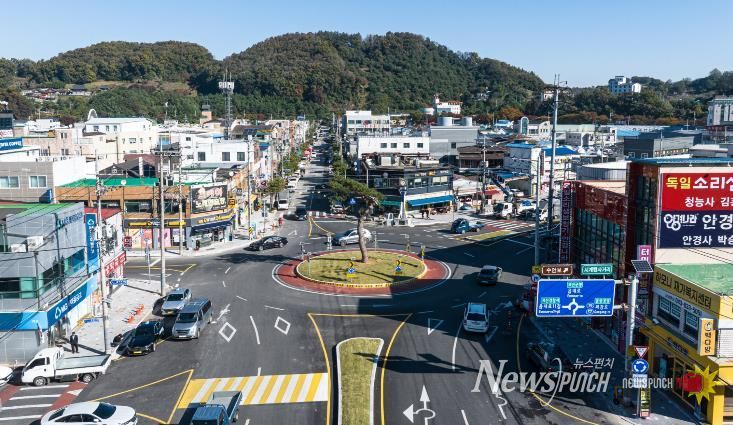 괴산읍 동부리 시계탑사거리 회전교차로